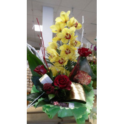 Composition rose rouge et orchidée jaune