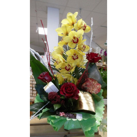 Composition rose rouge et orchidée jaune Composition rose rouge et orchidée jaune